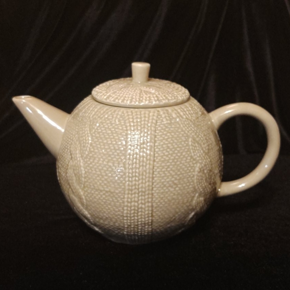 COZY TEAPOT w/lid